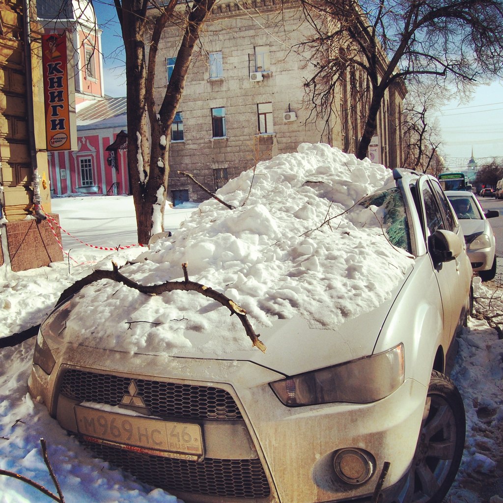 Что делать, если на автомобиль обвалился снег с крыши.
